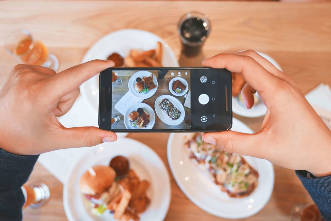 Zdjęcie jedzenia na social media influencera. Inmarketing