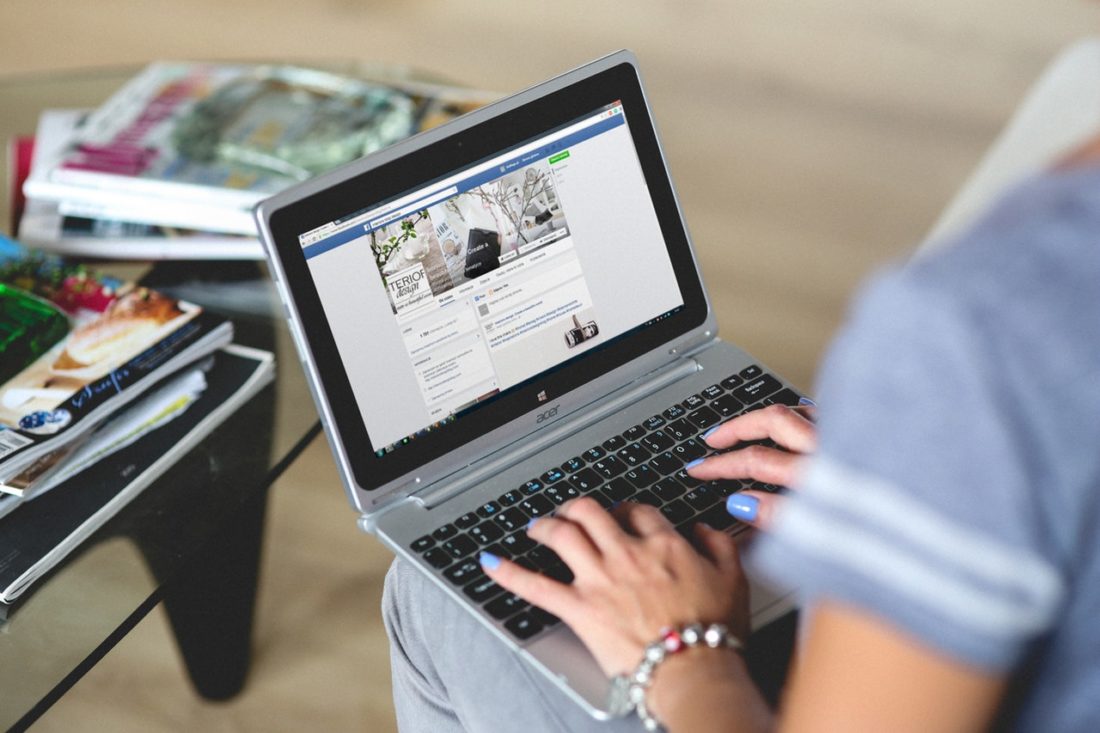 Korzystanie z Facebooka na laptopie. Inmarketing
